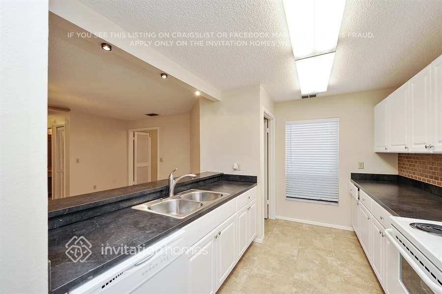 1913 Coral Tree Ct - Photo 4 of 17