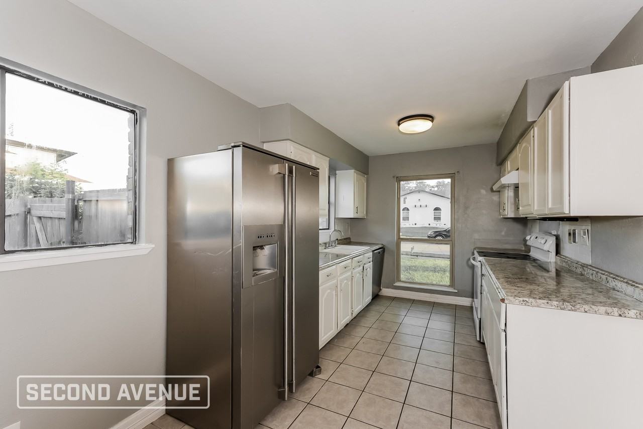 7525 Ashcrest Ln - Photo 7 of 27