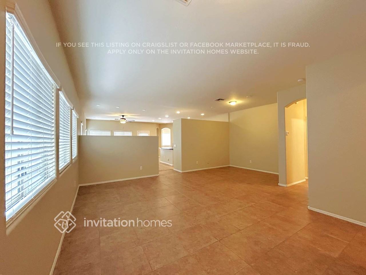 10209 W Parkway Dr - Photo 3 of 13