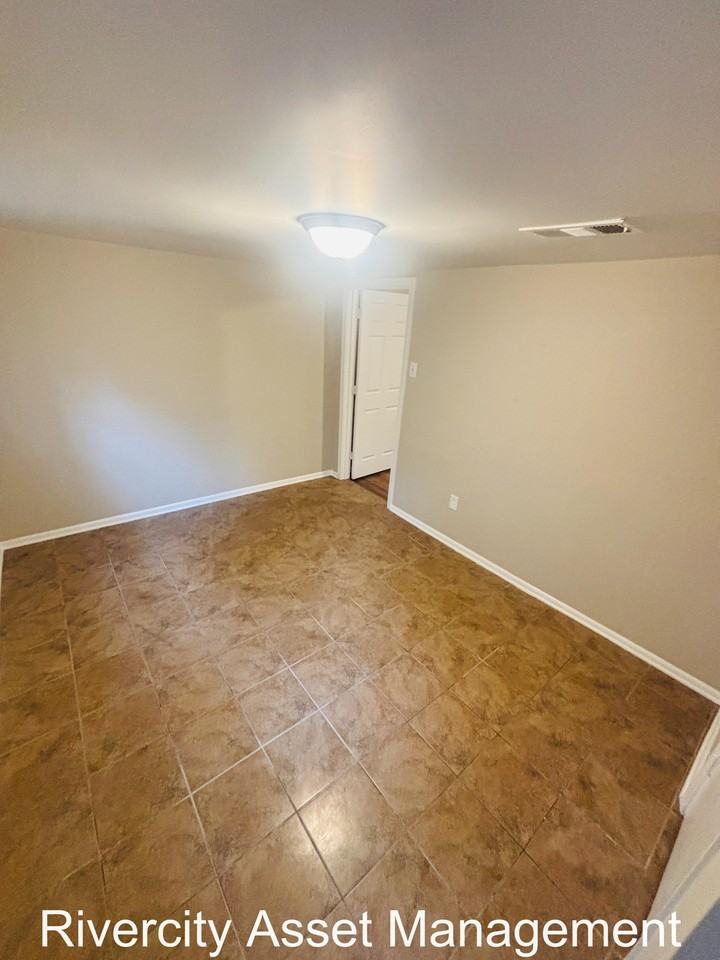 2687 Overton Crossing St #1 - Photo 4 of 12