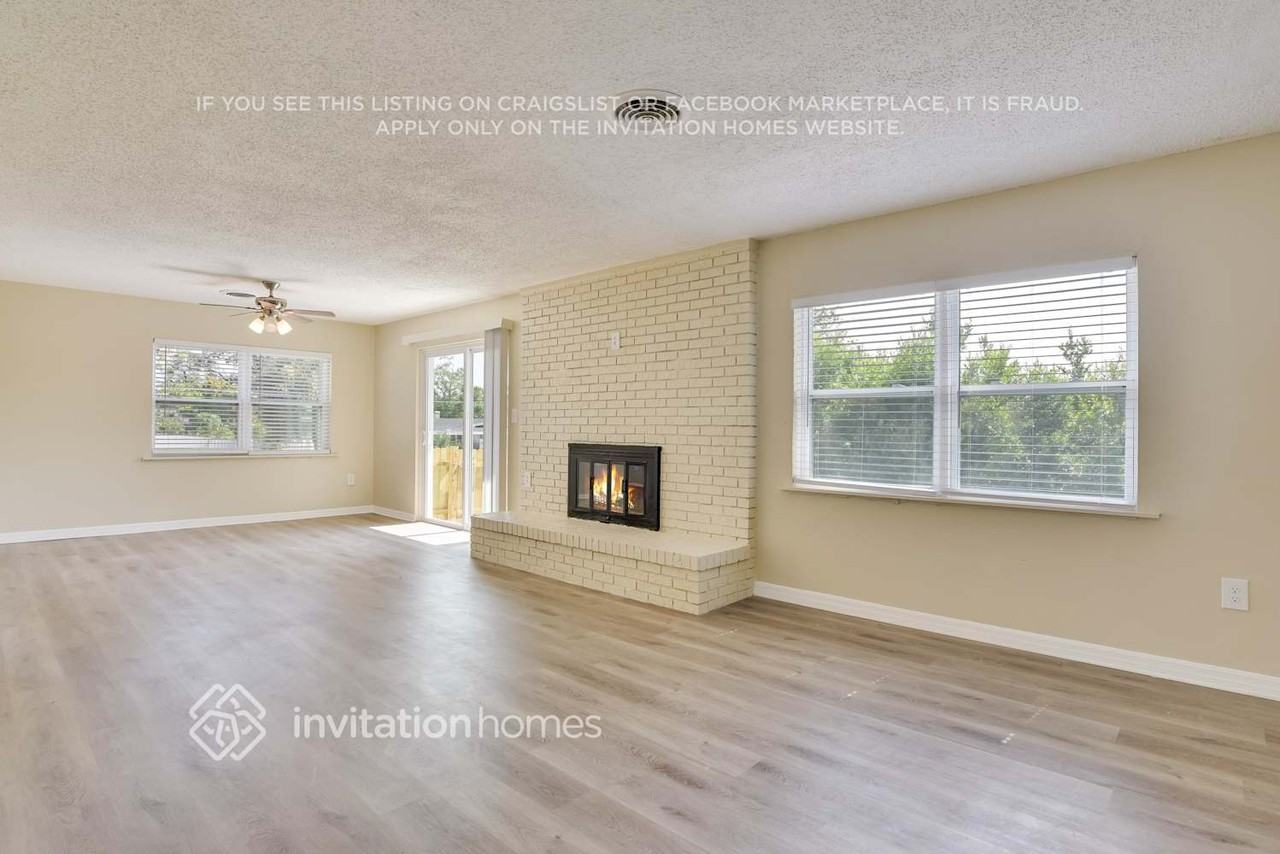 1917 N Powers Dr - Photo 3 of 12