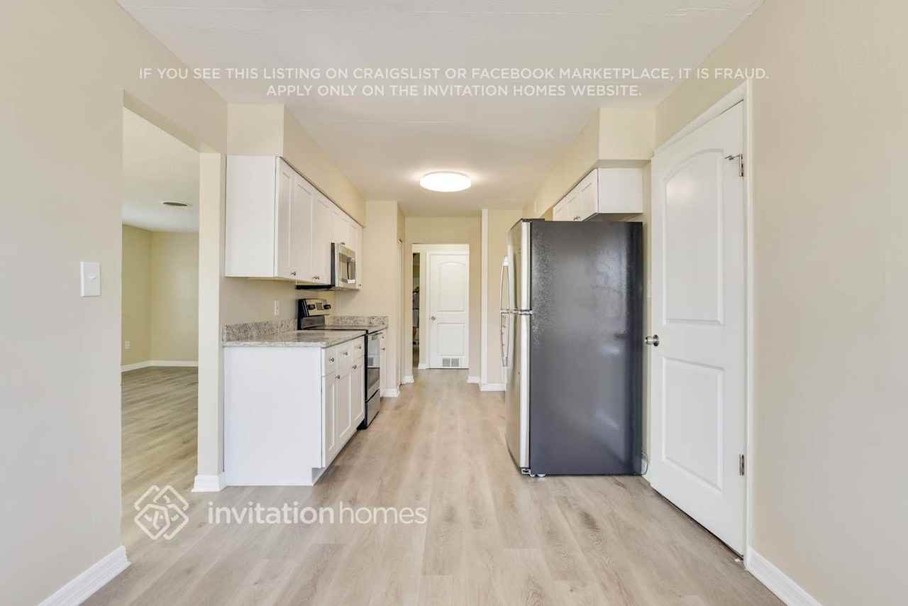 1917 N Powers Dr - Photo 4 of 12