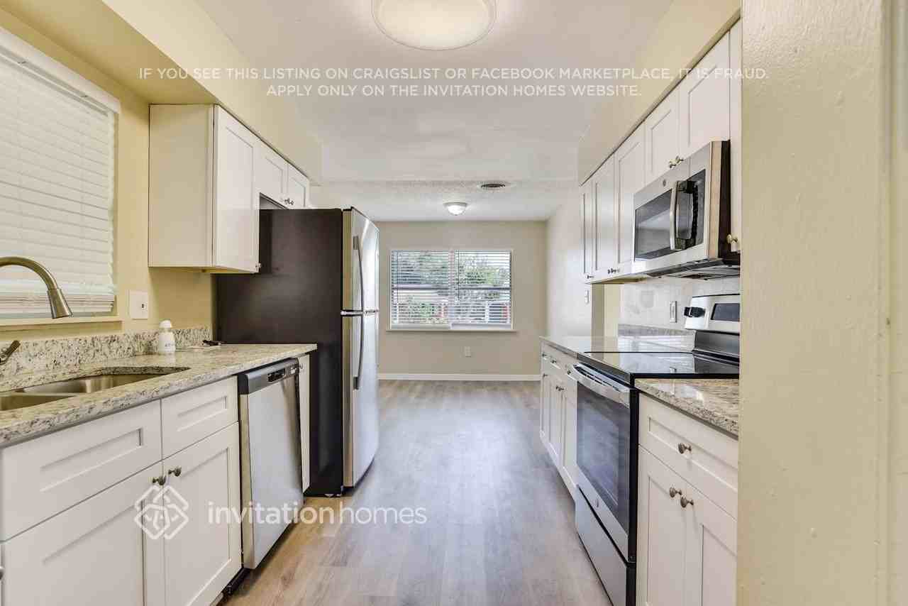 1917 N Powers Dr - Photo 5 of 12