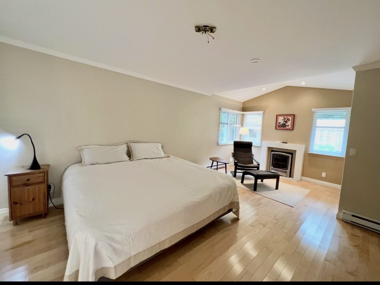 1040 W 19th St - Photo 6 of 12