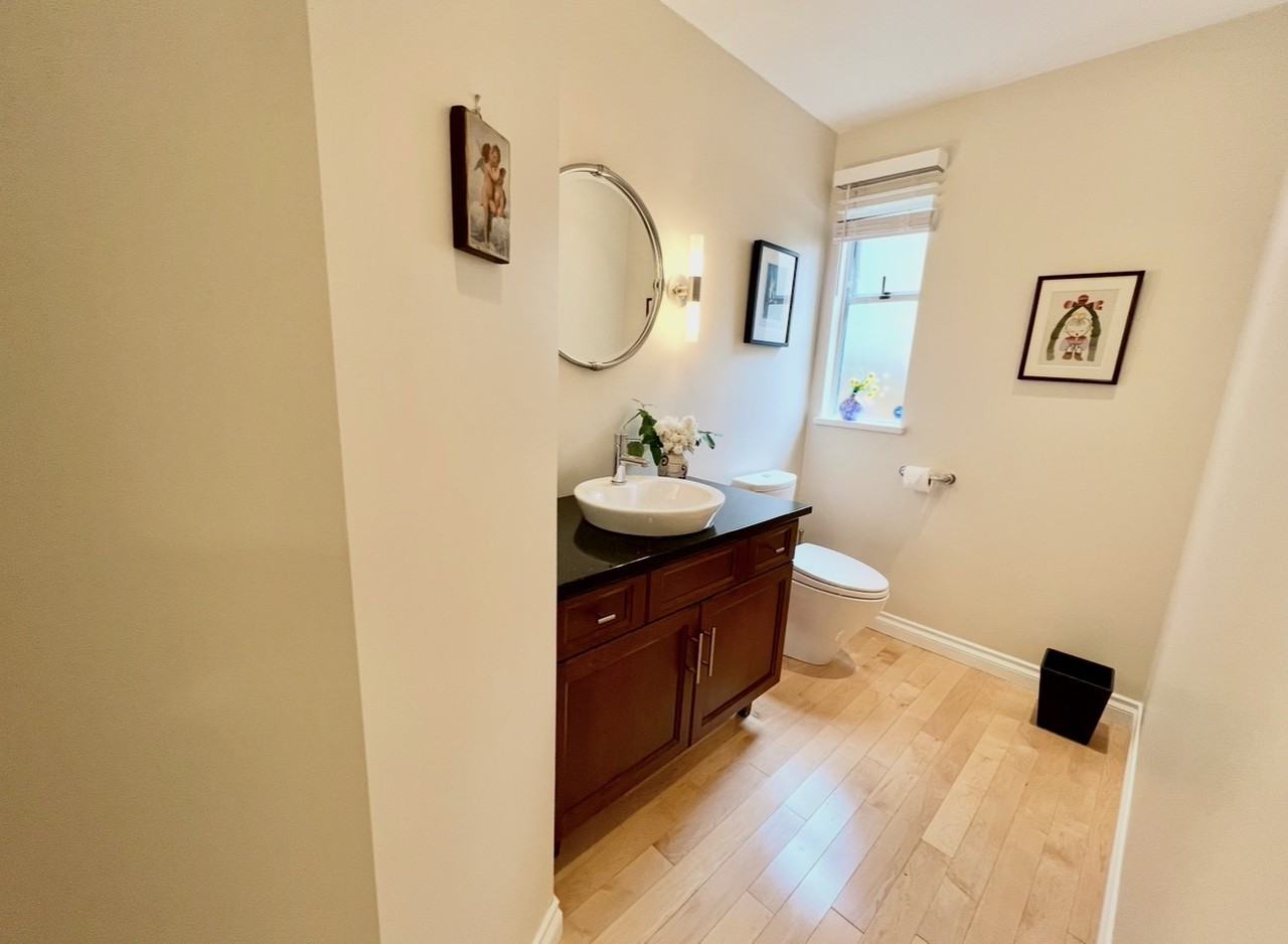 1040 W 19th St - Photo 4 of 12