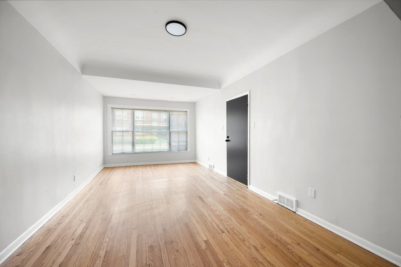 4849 W Hutchinson St #1 - Photo 3 of 27