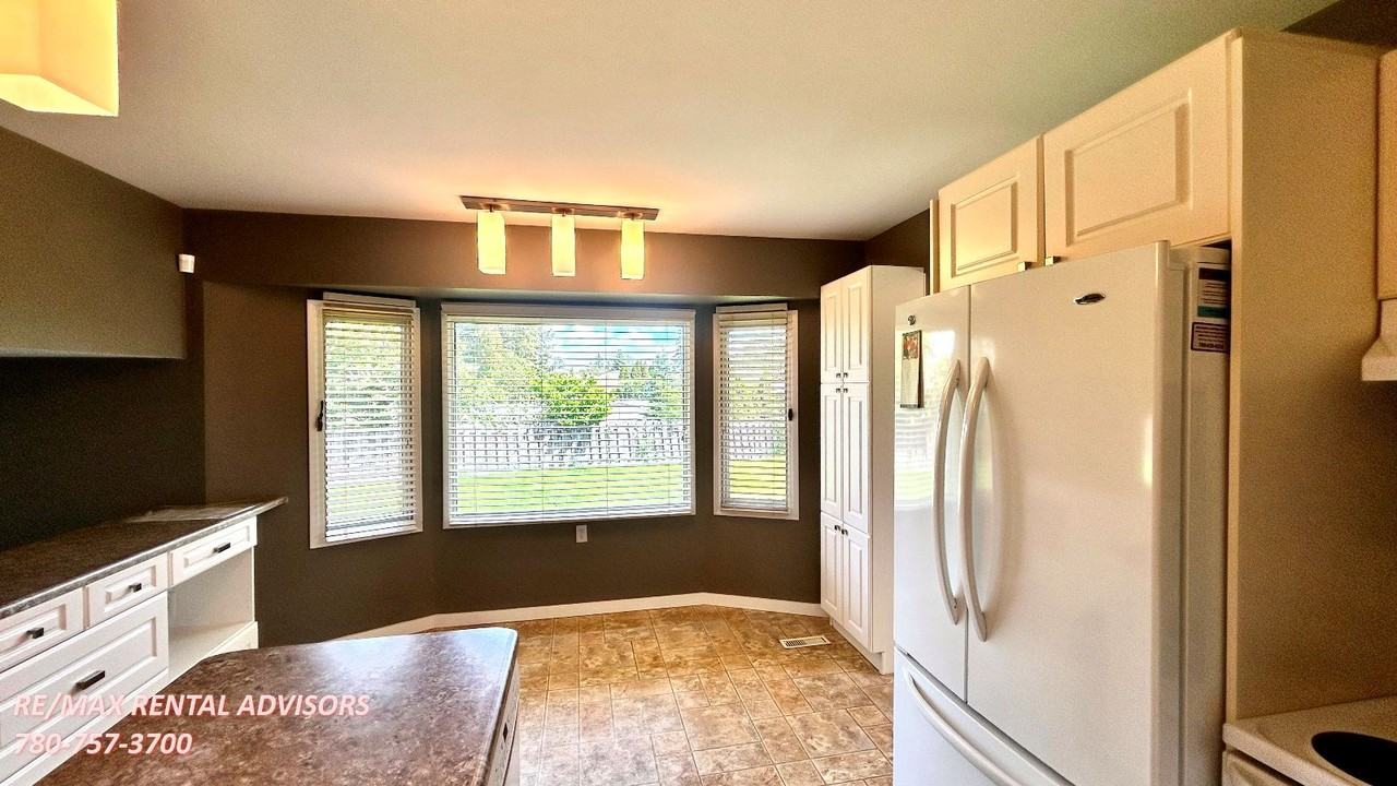 10819 43 Ave Nw - Photo 5 of 27