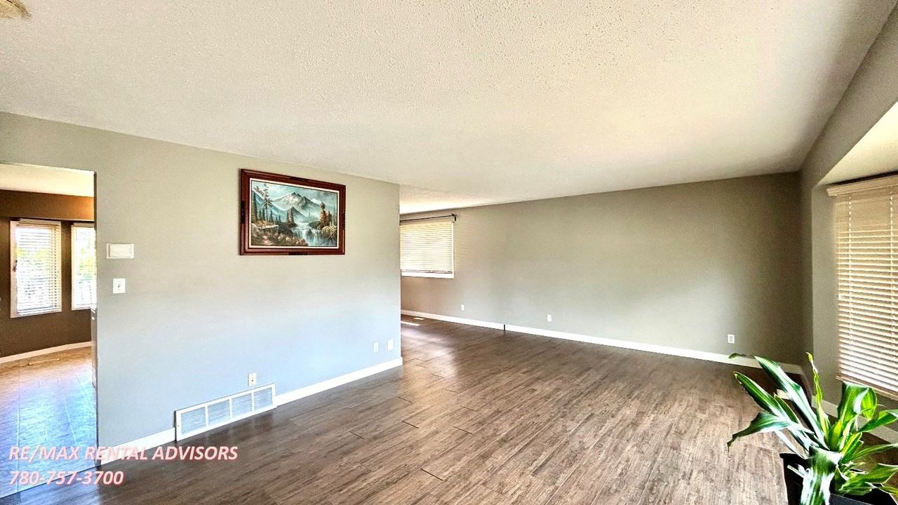 10819 43 Ave Nw - Photo 7 of 27