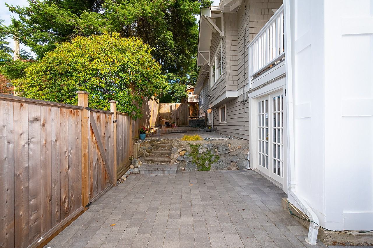 194 West Kings Road - Photo 3 of 19