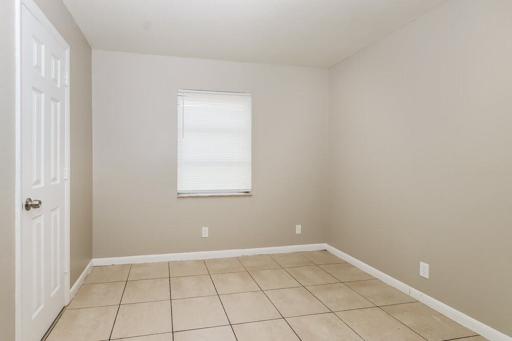 1036 W 32nd St - Photo 5 of 16