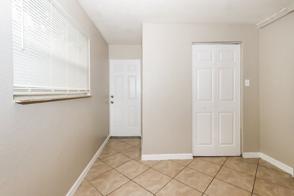 1036 W 32nd St - Photo 6 of 16