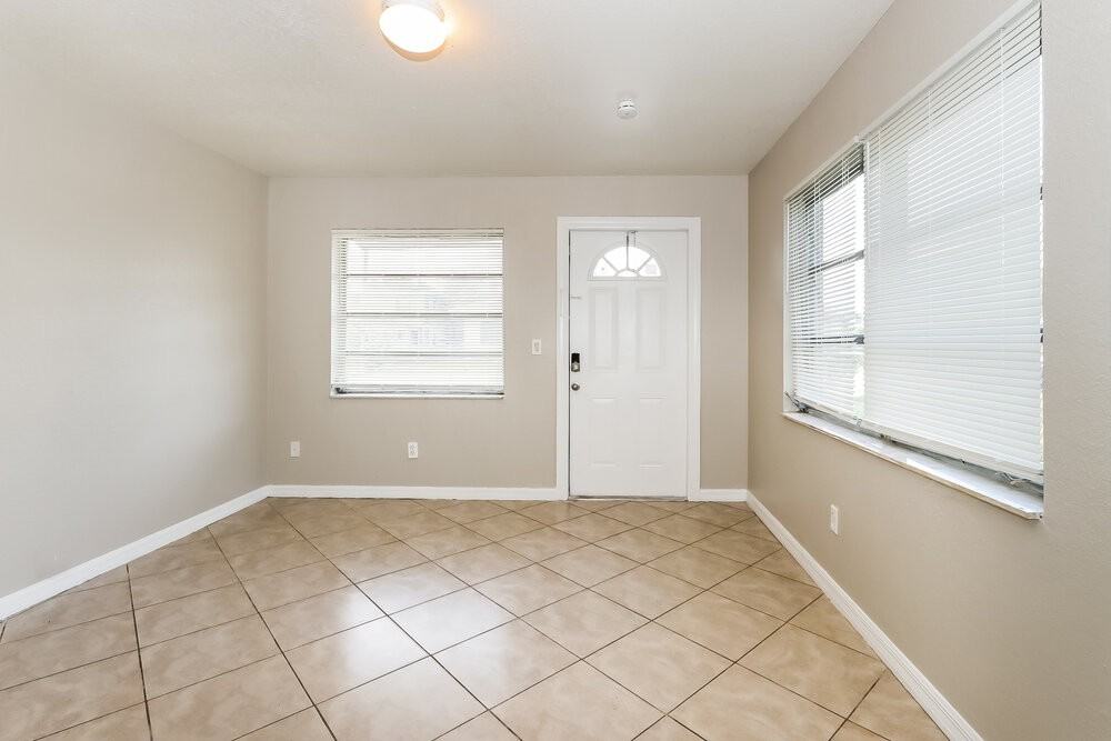 1036 W 32nd St - Photo 7 of 16