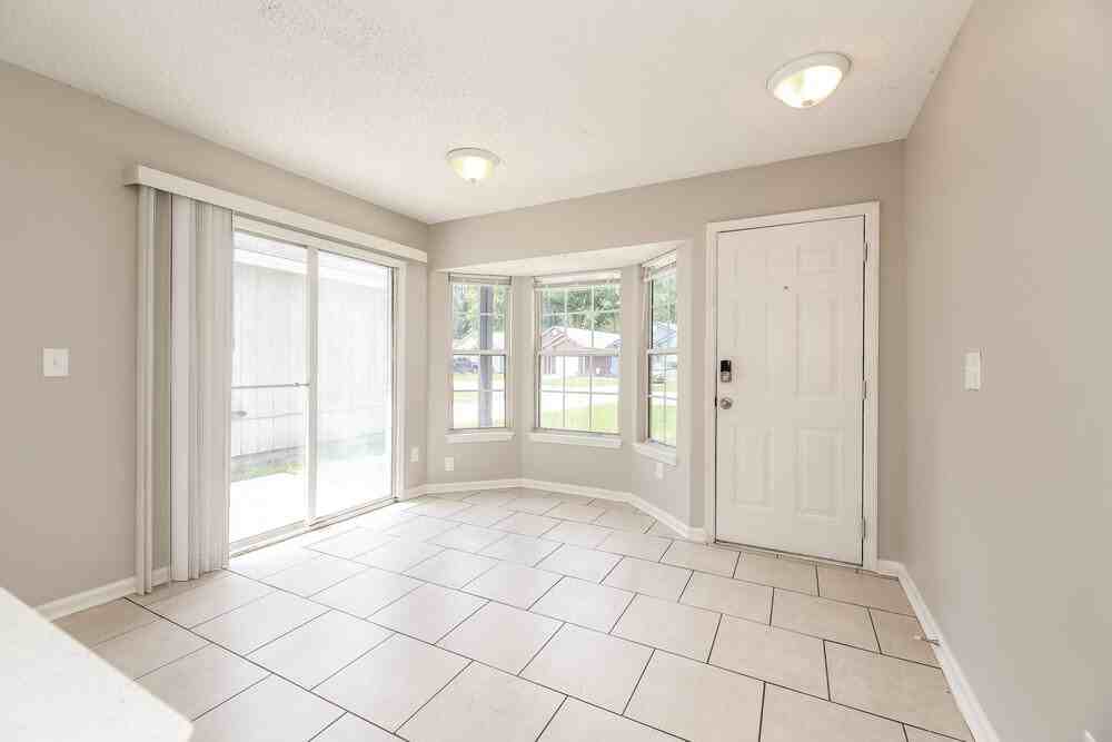 9956 Somerset Grove Ln - Photo 4 of 17