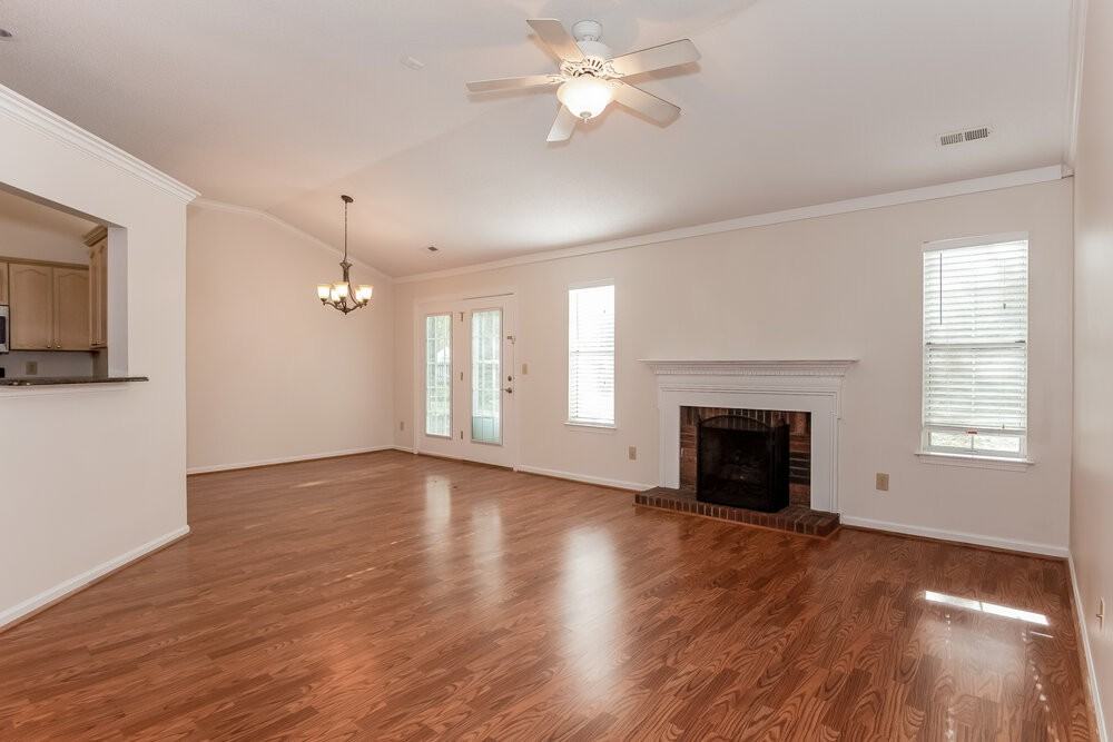 3407 Mayhurst Dr - Photo 4 of 16