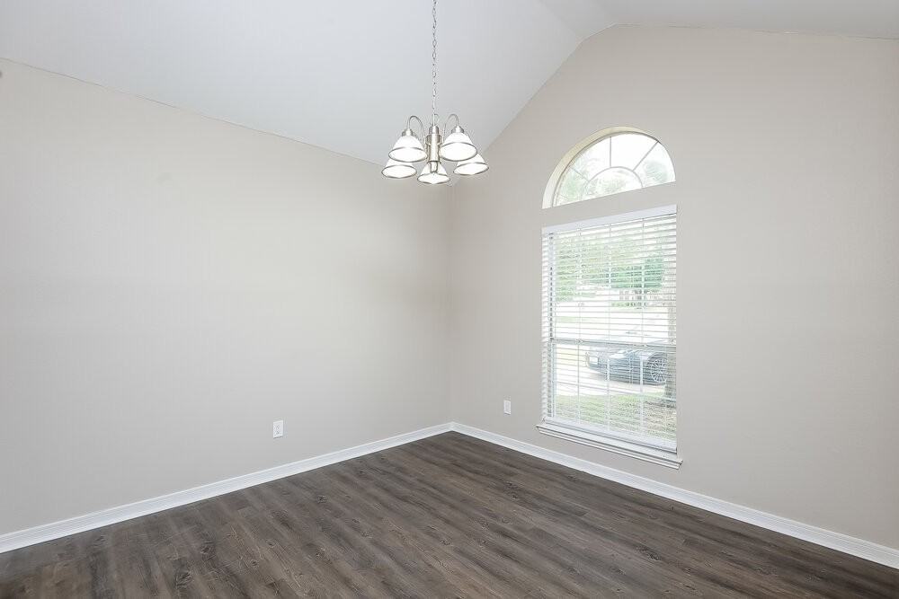611 Inglewood Ct - Photo 5 of 16