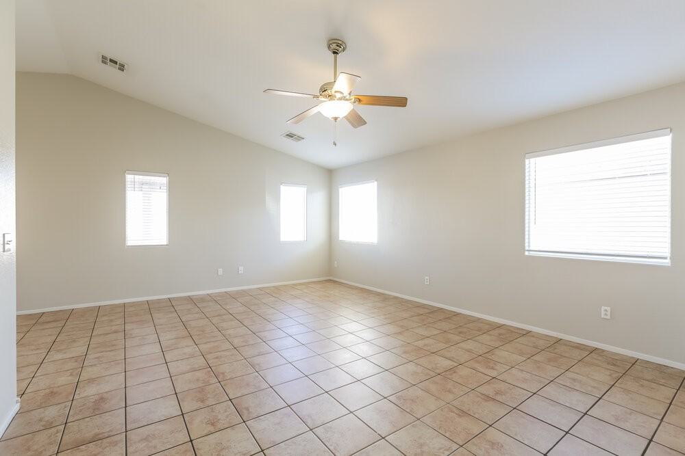 5420 Pepperpike Ave - Photo 4 of 16