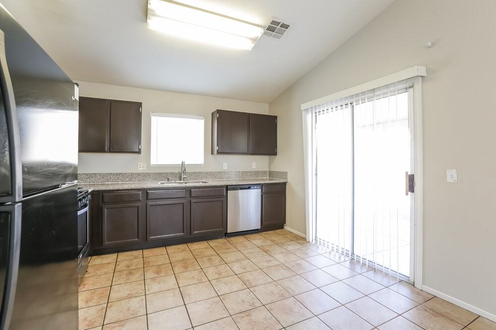 5420 Pepperpike Ave - Photo 6 of 16