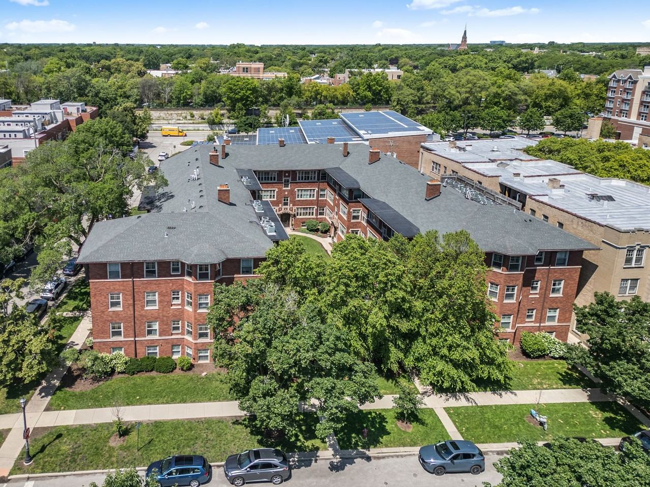 Hinman Court Condos - Photo 3 of 18