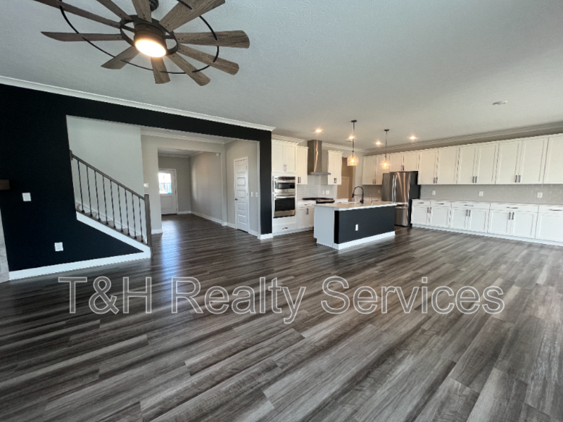 3224 Emmaline Dr - Photo 4 of 50