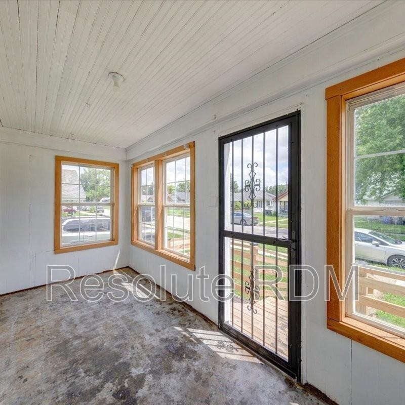 1308 E Taylor St - Photo 5 of 29
