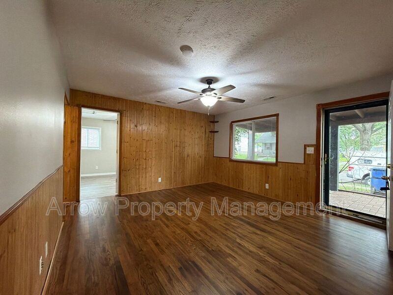 2122 N 32nd St - Photo 3 of 15