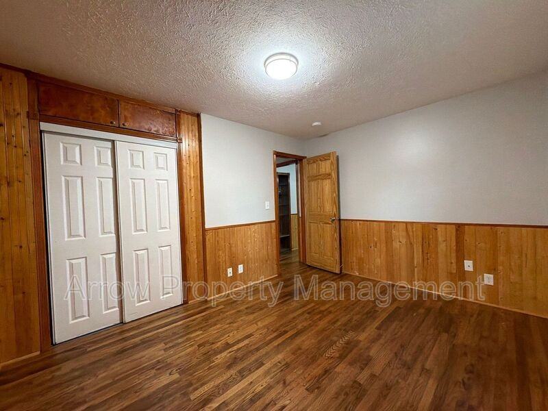 2122 N 32nd St - Photo 6 of 15