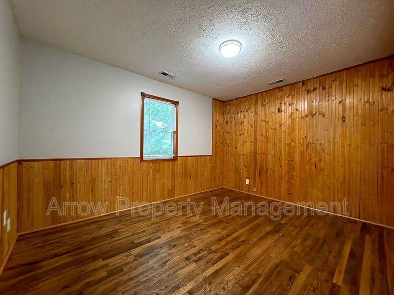 2122 N 32nd St - Photo 7 of 15