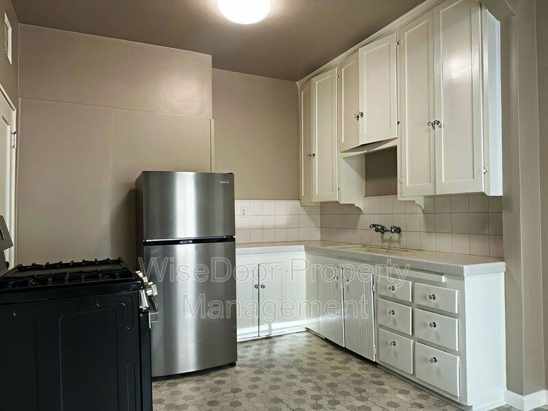 1030 Leonard Ave #5 - Photo 5 of 16