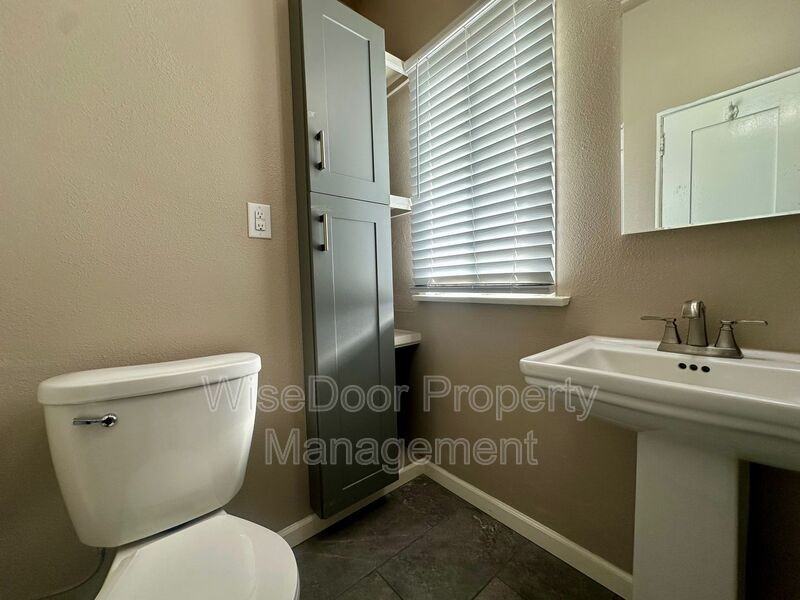 1030 Leonard Ave #5 - Photo 6 of 16