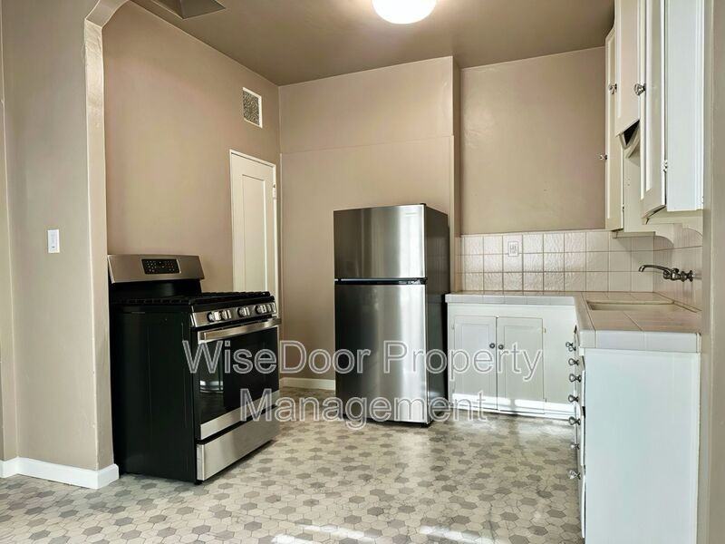 1030 Leonard Ave #5 - Photo 7 of 16
