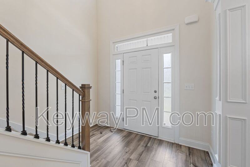 585 Hampton Dr - Photo 4 of 35