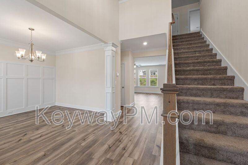 585 Hampton Dr - Photo 5 of 35