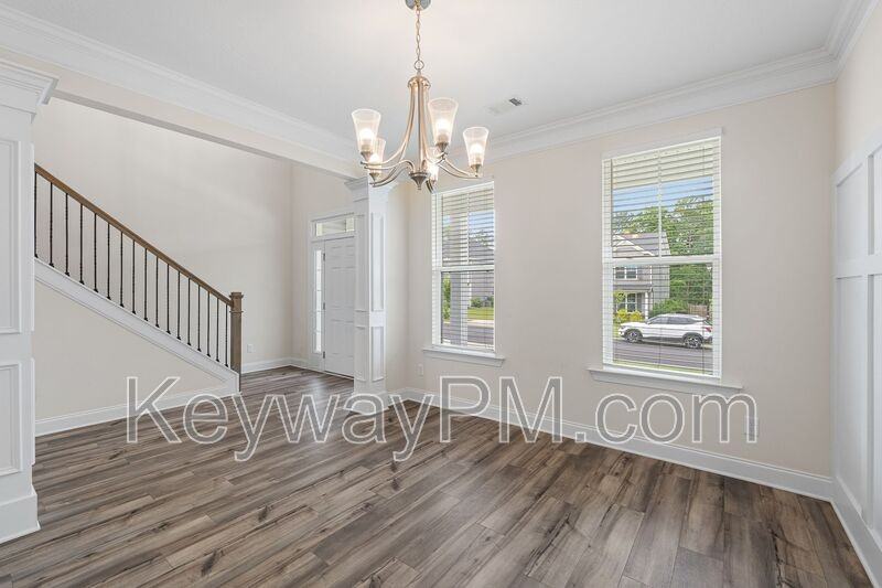 585 Hampton Dr - Photo 6 of 35