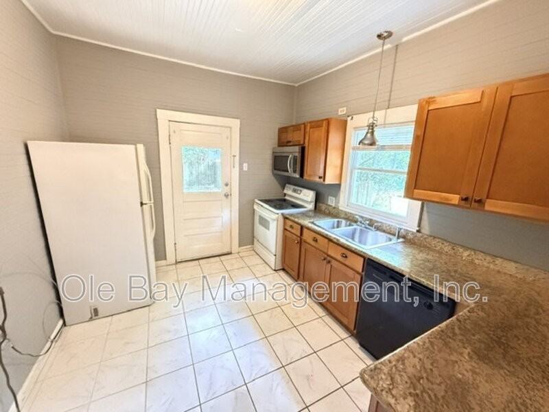 257 S Fulton St - Photo 4 of 5