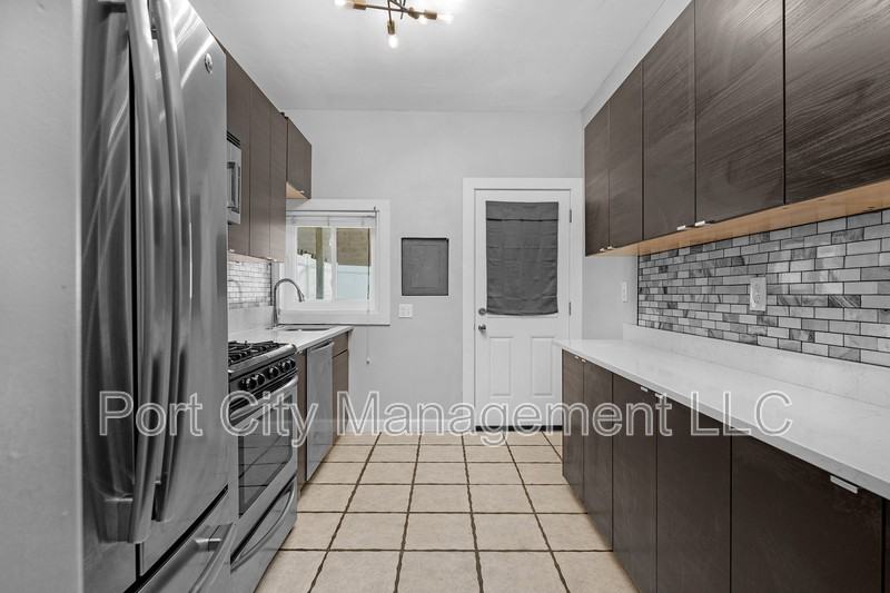 430 W 23rd St - Photo 6 of 19