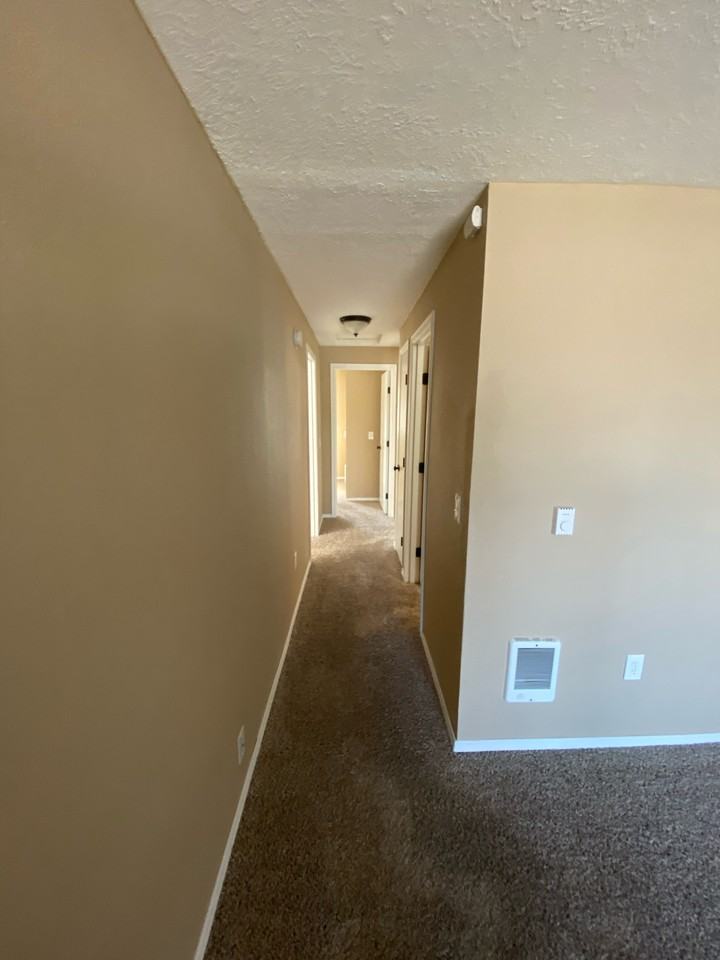 1289 SE Holman Ave - Photo 4 of 12