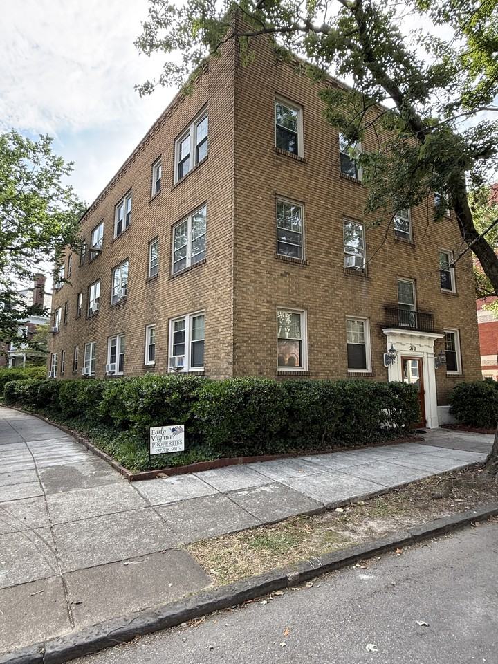 Drummond Pl, 210 - Photo 3 of 16