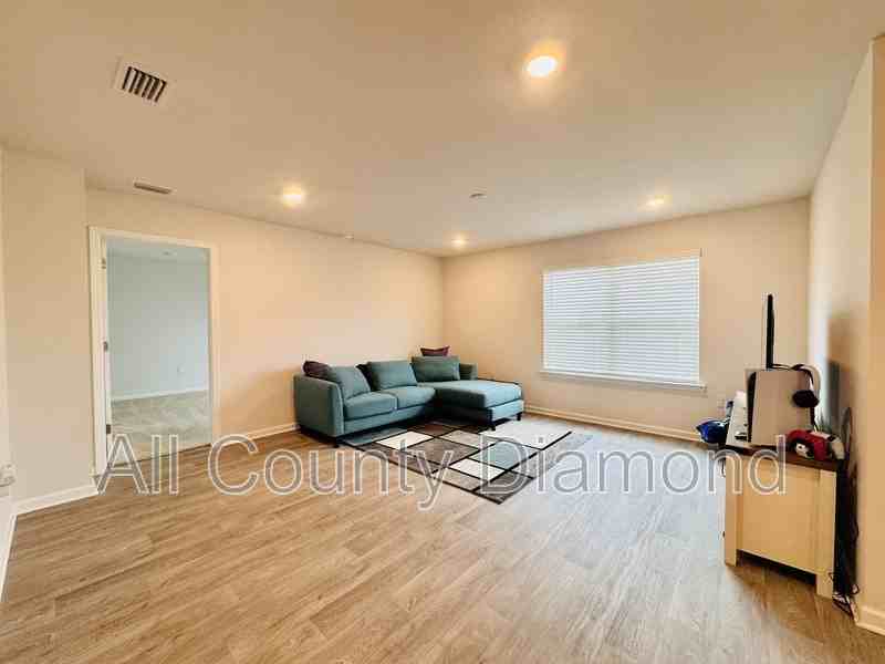 4007 Pioneer Ln - Photo 7 of 31