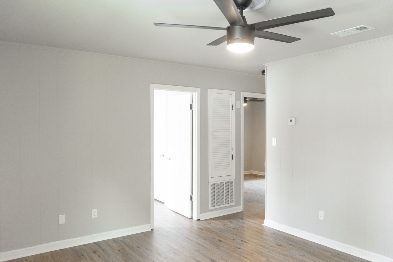 2009 Broad St Apt B - Photo 2 of 9
