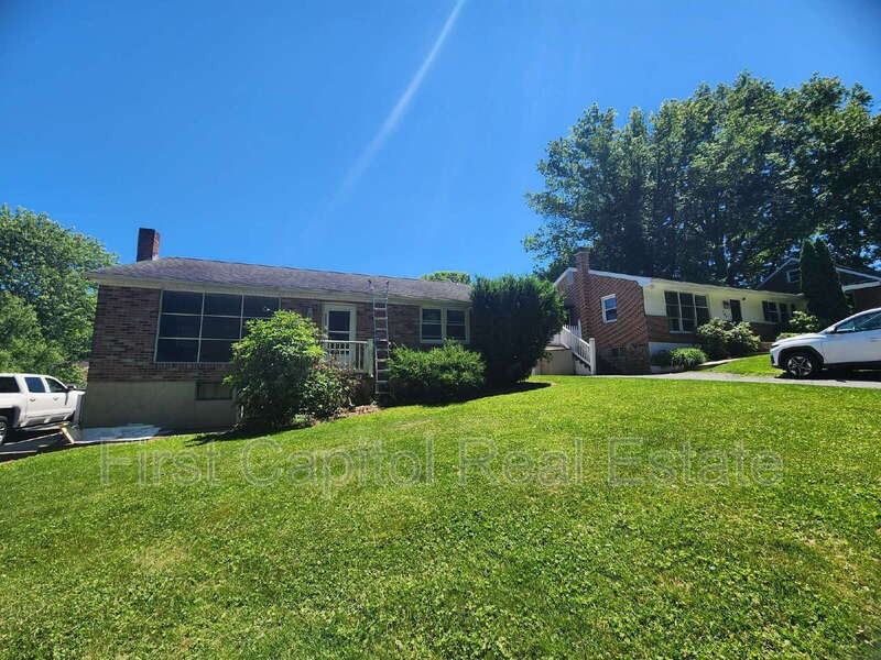 755 York St - Photo 3 of 5