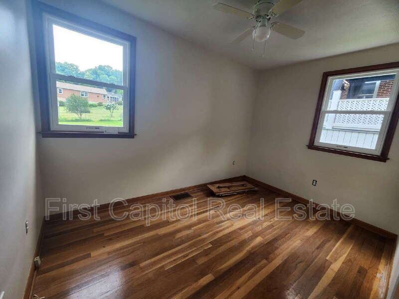 755 York St - Photo 4 of 5