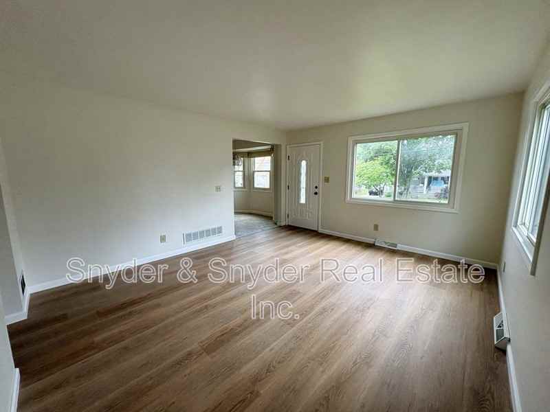 1173 Dayton St - Photo 4 of 19