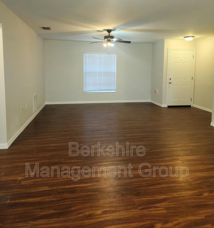2405 Avenue C Sw #B - Photo 2 of 10