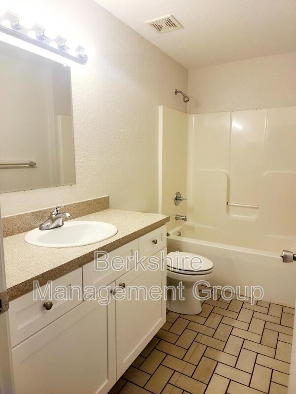 2405 Avenue C Sw #B - Photo 5 of 10