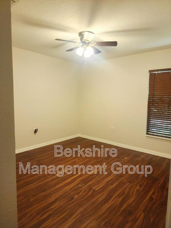 2405 Avenue C Sw #B - Photo 7 of 10