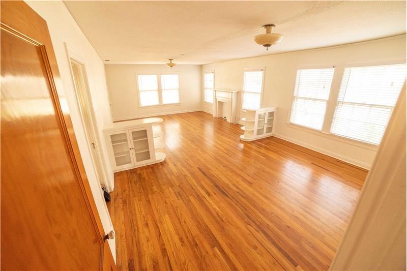 5409 Woodview Ave - Photo 4 of 21
