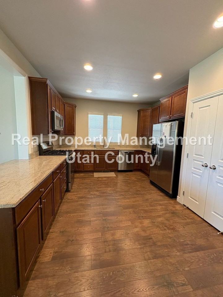 566 E 3375 N - Photo 3 of 12
