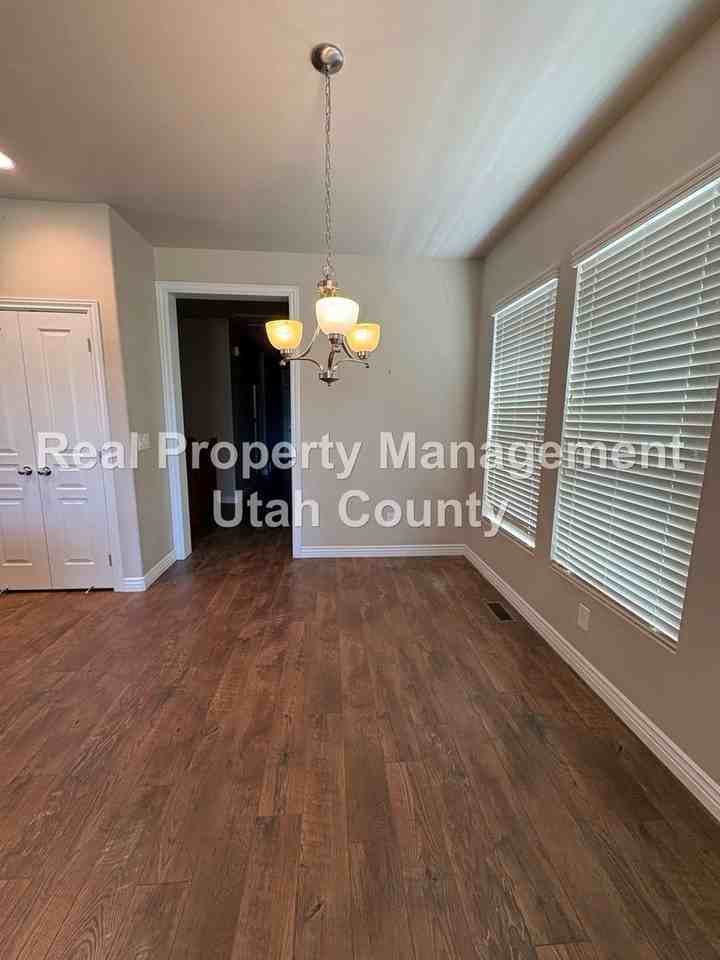 566 E 3375 N - Photo 4 of 12