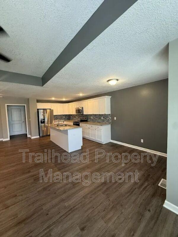 605 Hillcrest St Apt C - Photo 3 of 17
