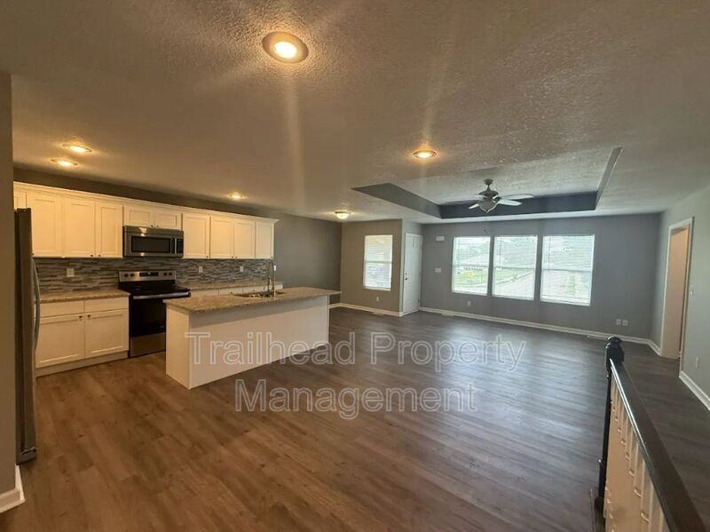 605 Hillcrest St Apt C - Photo 5 of 17